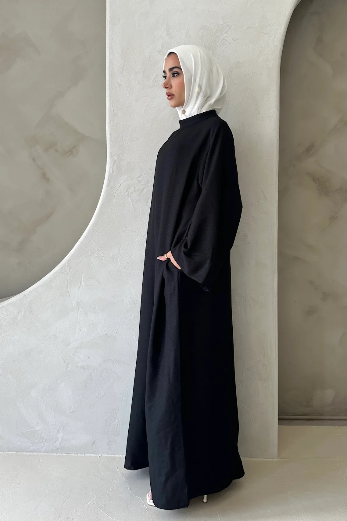 AMIRA MOCK NECK ABAYA BLACK - Image 3