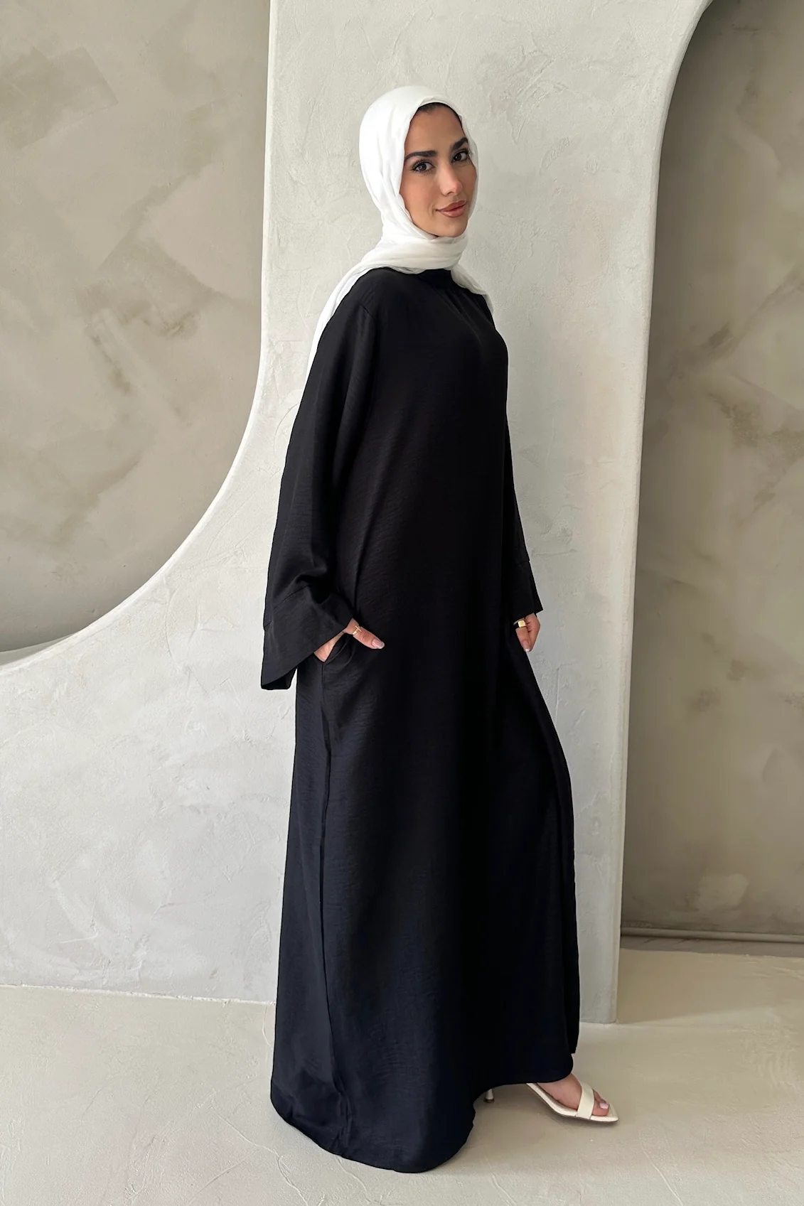 AMIRA MOCK NECK ABAYA BLACK - Image 4