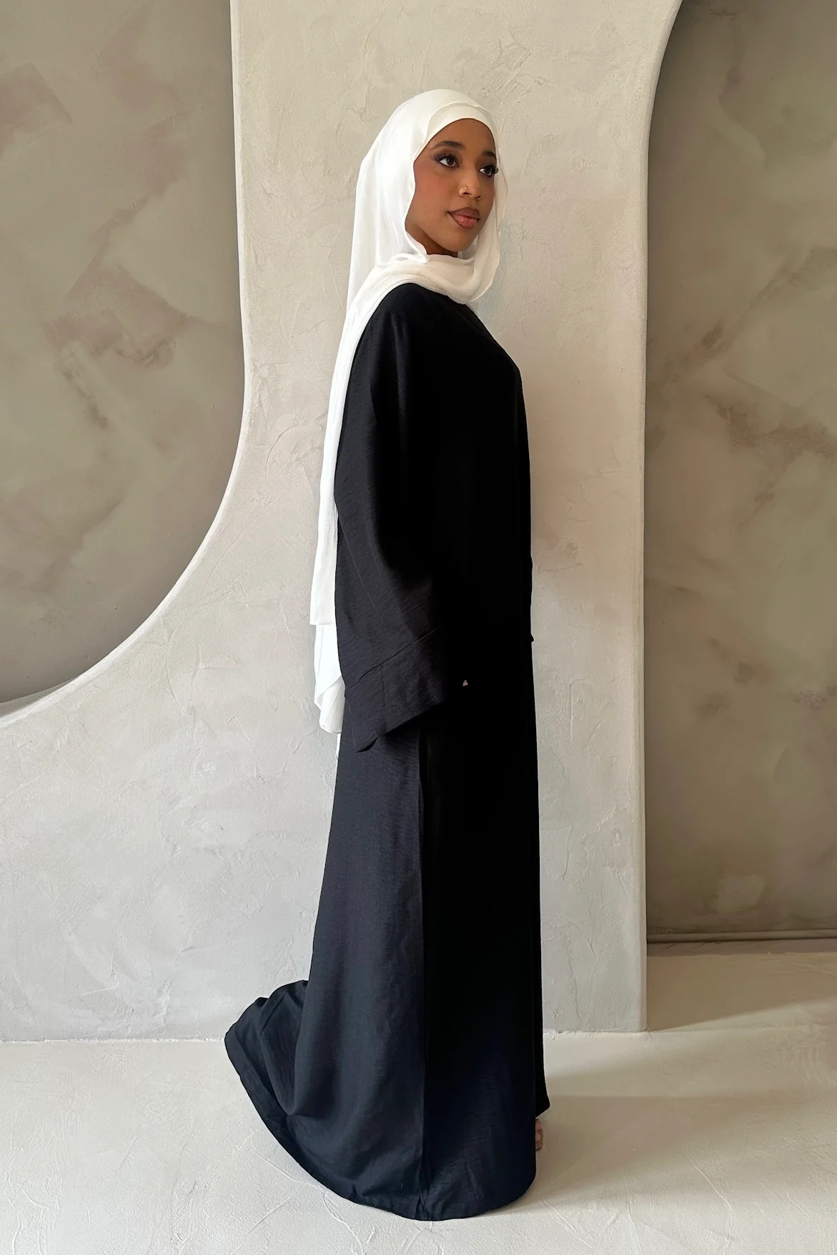 AMIRA MOCK NECK ABAYA BLACK - Image 5