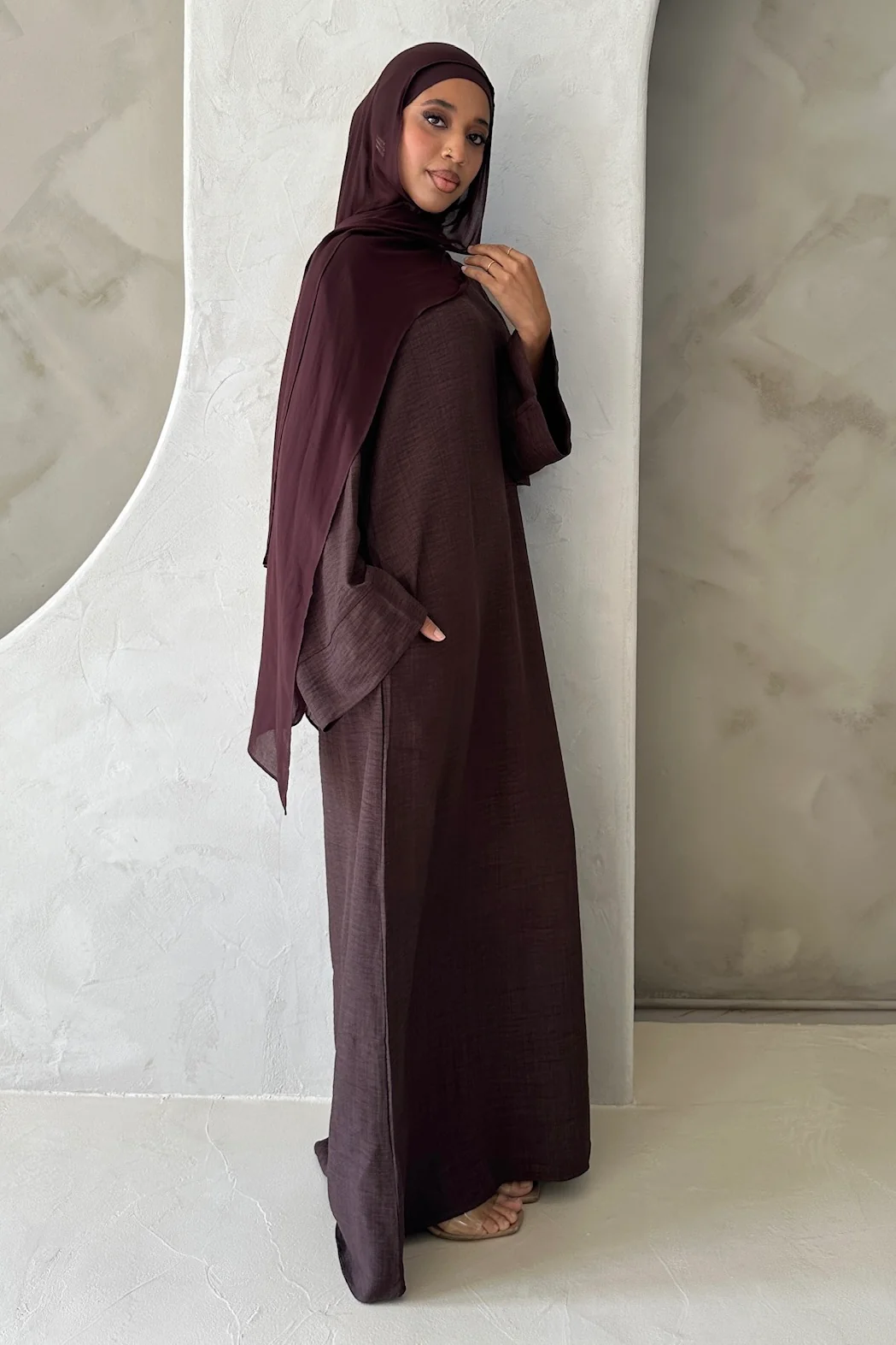 AMIRA MOCK NECK ABAYA CHOCOLATE - Image 3