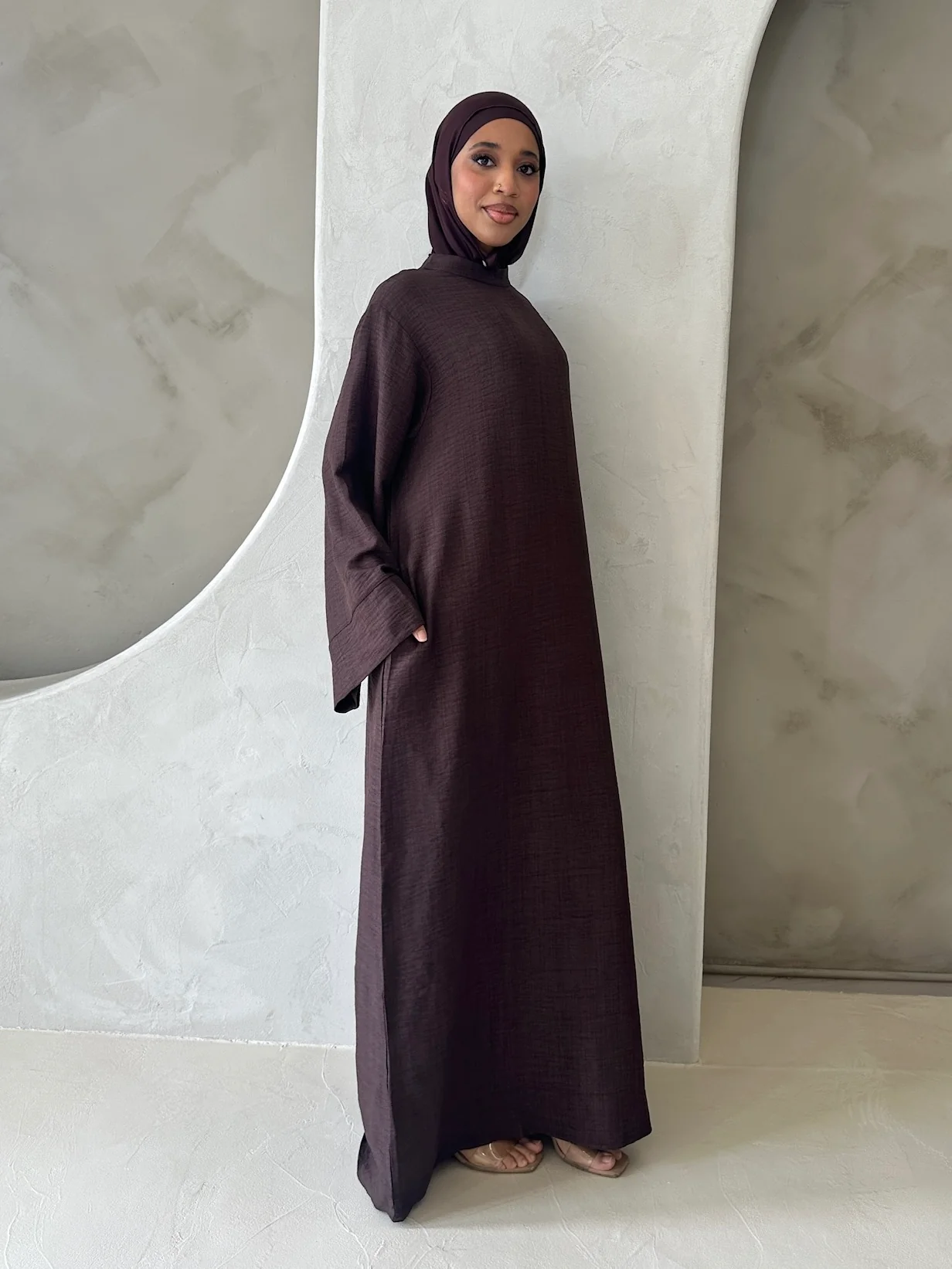AMIRA MOCK NECK ABAYA CHOCOLATE - Image 4