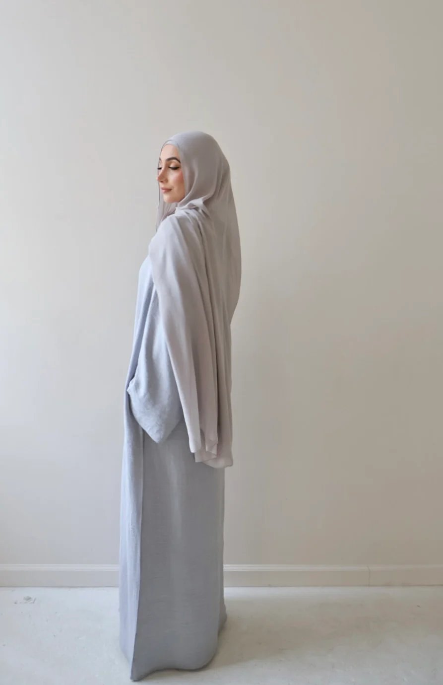 AMIRA MOCK NECK ABAYA LIGHT GRAY - Image 3