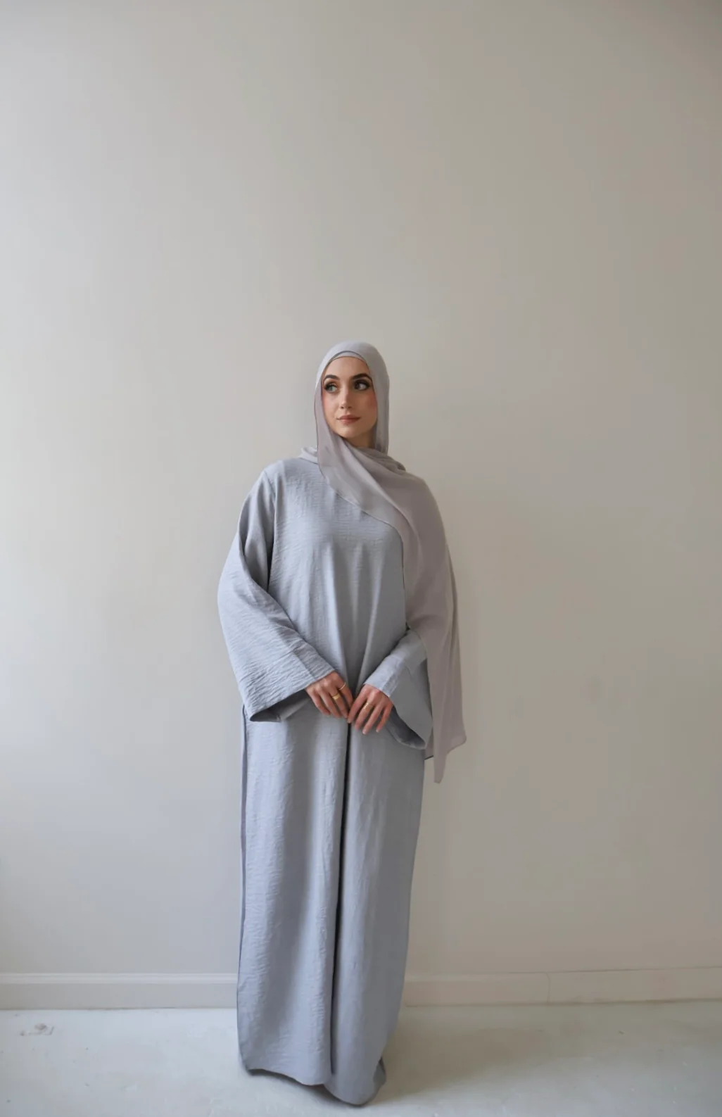 AMIRA MOCK NECK ABAYA LIGHT GRAY - Image 4