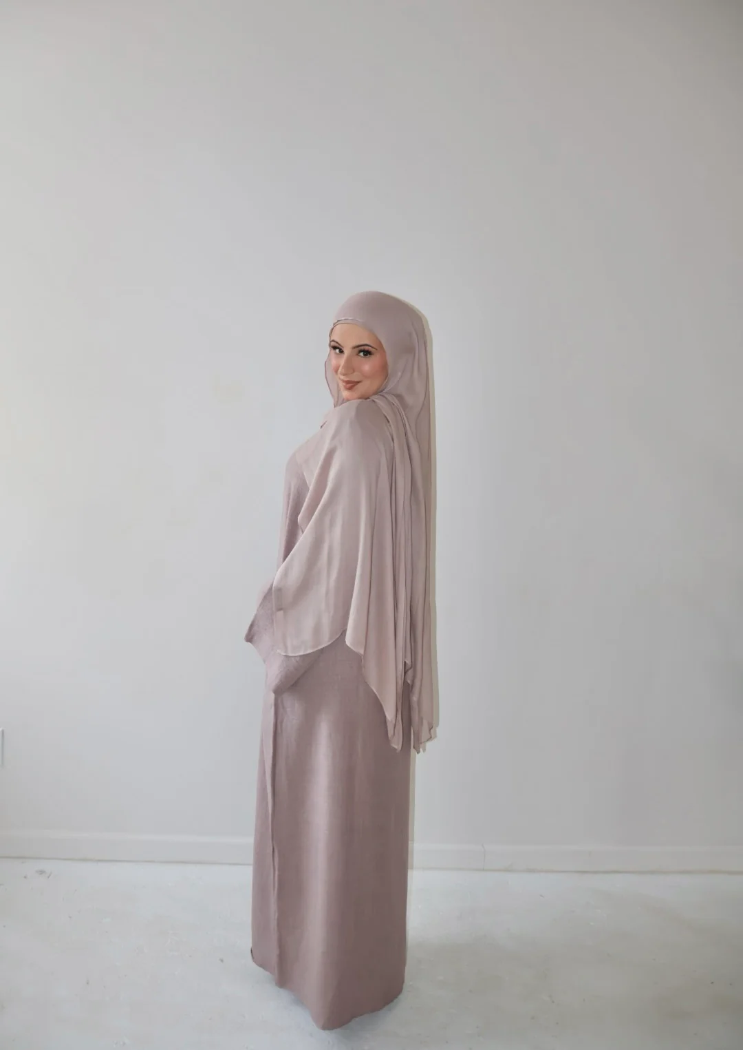 AMIRA MOCK NECK ABAYA LIGHT TAUPE - Image 3
