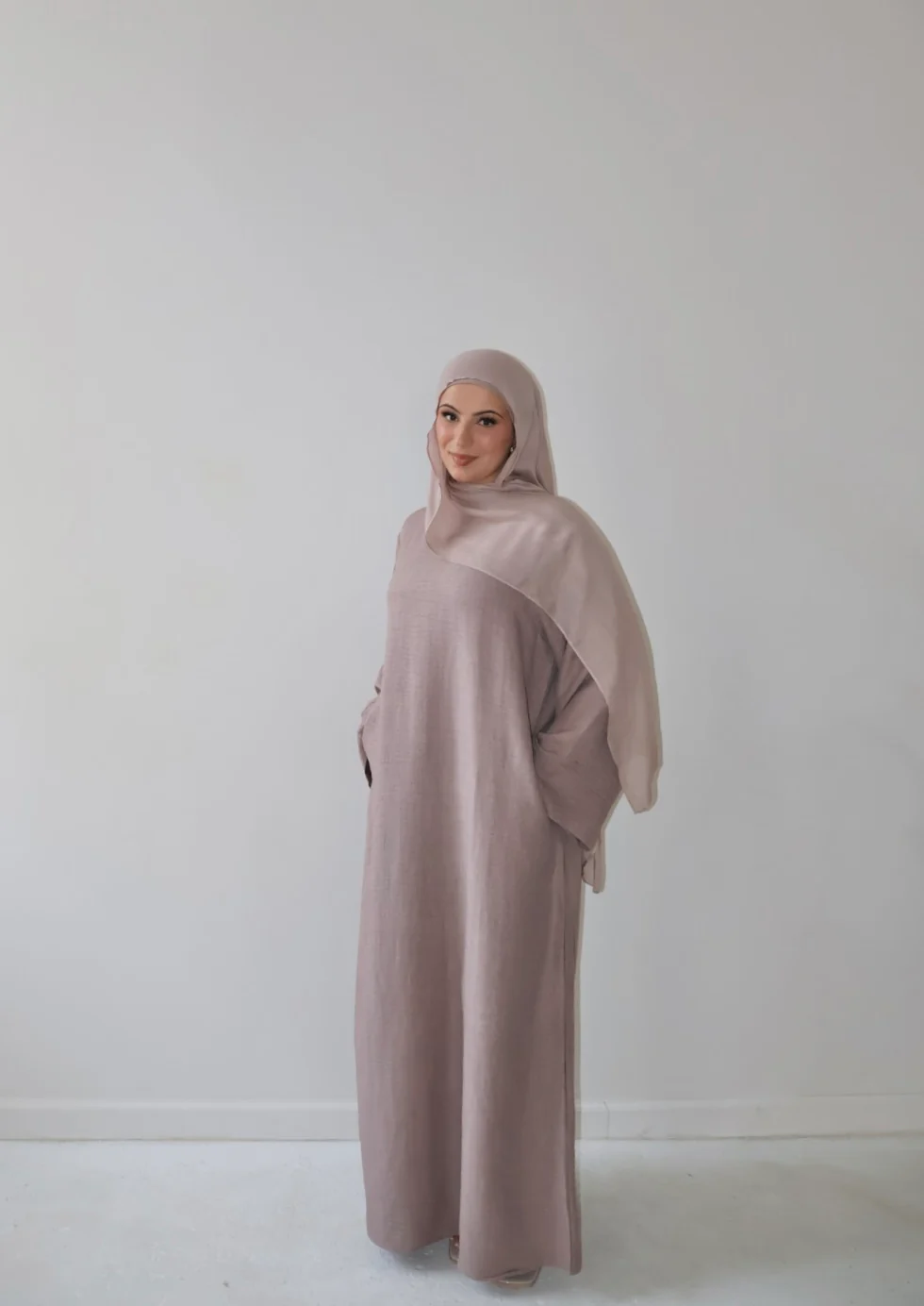 AMIRA MOCK NECK ABAYA LIGHT TAUPE - Image 4