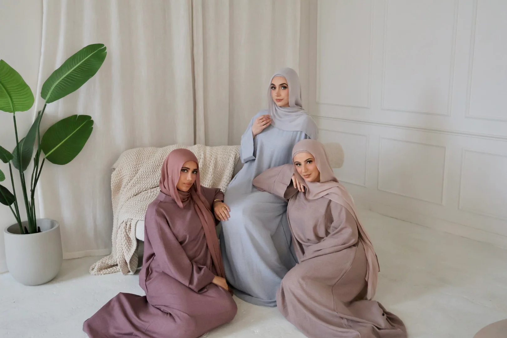 AMIRA MOCK NECK ABAYA MAUVE - Image 4