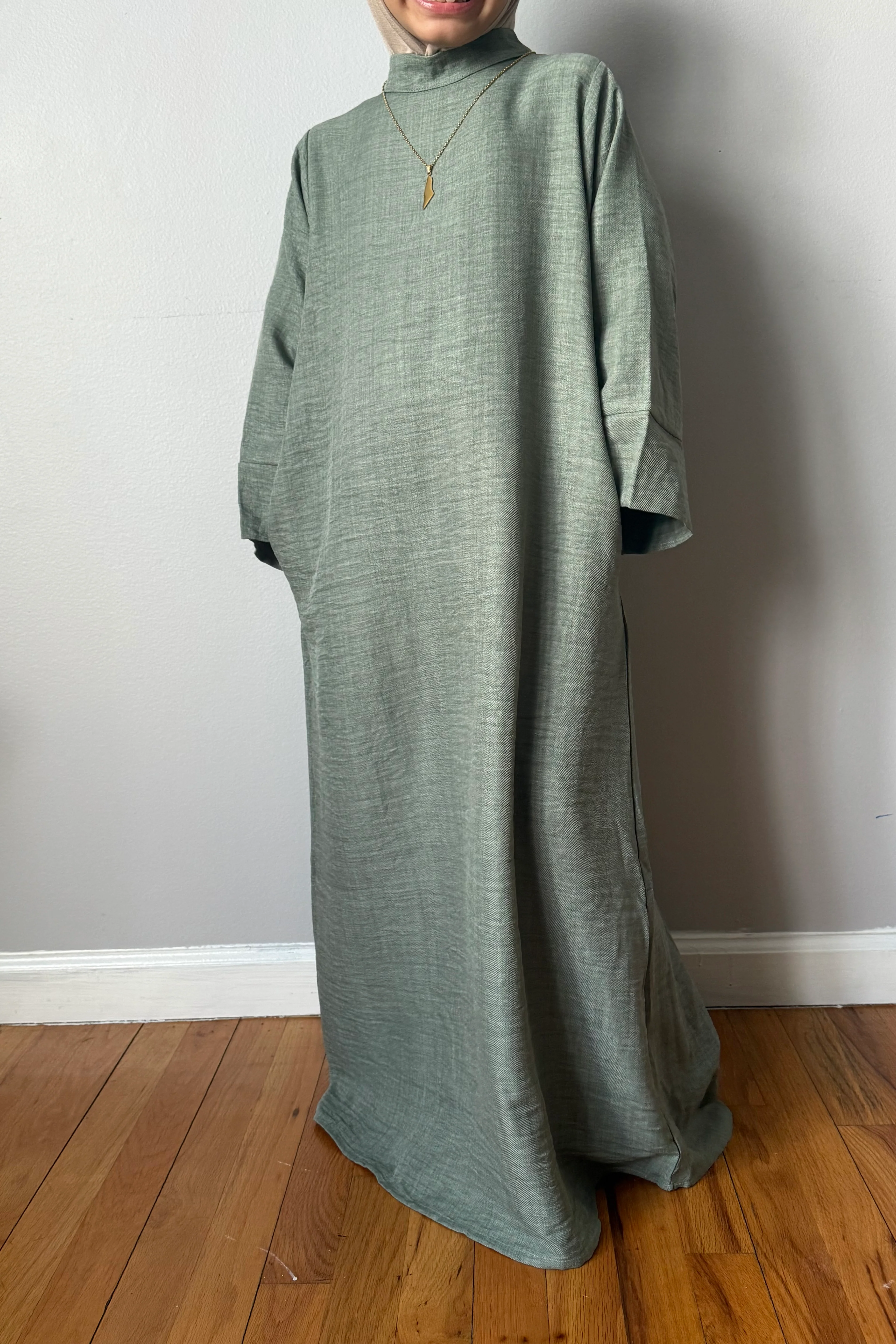 AMIRA MOCK NECK ABAYA YOUTH SAGE - Image 3