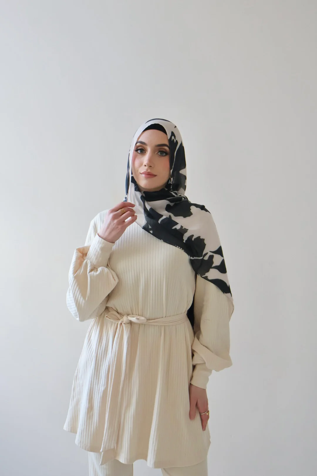 MODAL PRINT HIJAB BLACK PETALS - Image 3